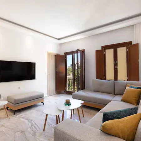 3-bedroom With Private Rooftop Jacuzzi & Panoramic Views アパート