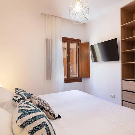 3-bedroom With Private Rooftop Jacuzzi & Panoramic Views アパート レティムノ