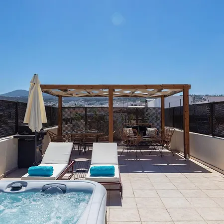 3-bedroom With Private Rooftop Jacuzzi & Panoramic Views *